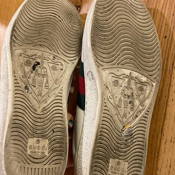 Gucci Man‘s Ace sneaker with bees，size 9